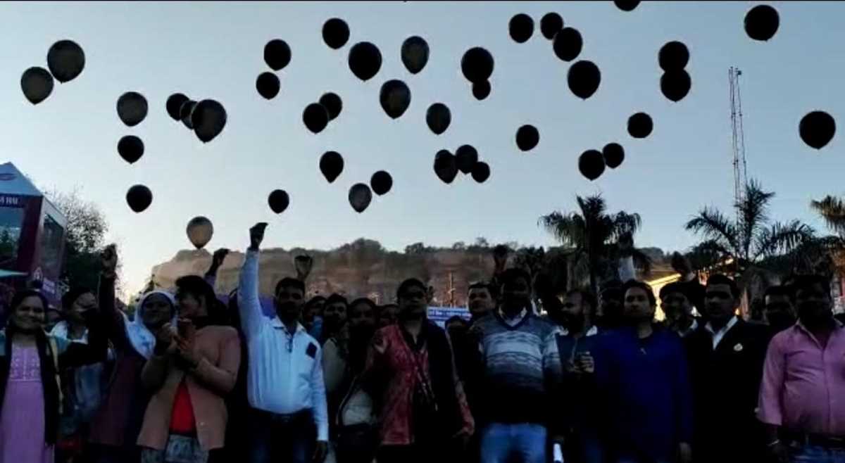 काले गुब्बारे छोड़ संविदा स्वास्थ्य कर्मियों ने किया विरोध, यह है पूरा मामला